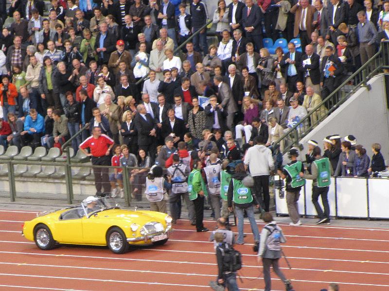 2009 MEMORIAL VAN DAMME IN HET KONING BOUDEWIJNSTADION IN BRUSSEL DAT 50.122 ZITPLAATSEN TELT (106).JPG - Usain Bolt brengt bloemen naar de moeder van Ivo Van Damme